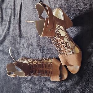 Vince camuto strappy sandals 7.5